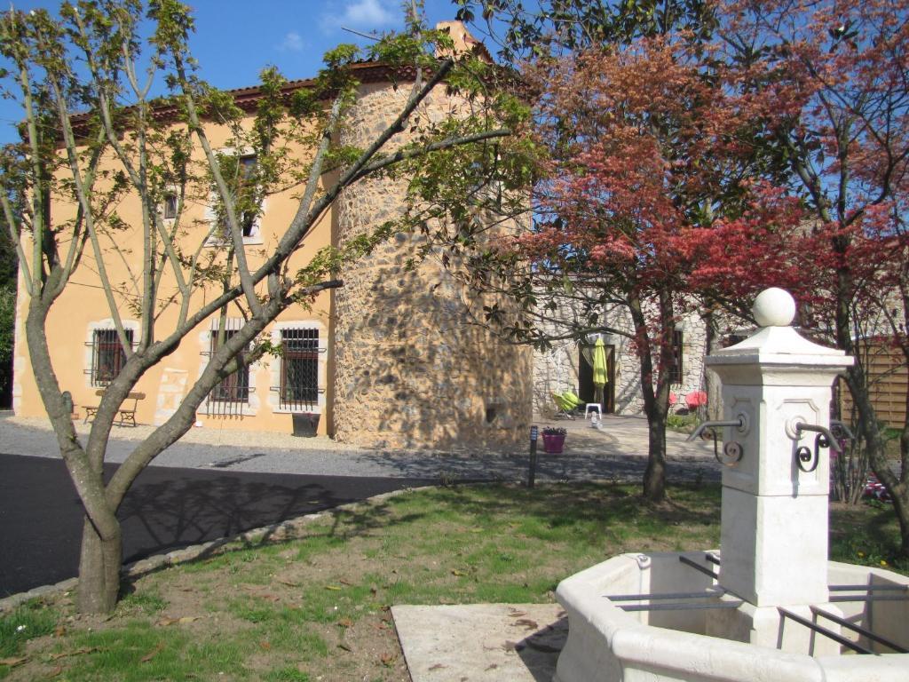 Saint-Rémy-de-Chargnat Chateau Des Aiguilles מראה חיצוני תמונה